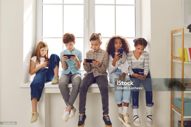 When Should Parents Give Their Children a Smartphone?