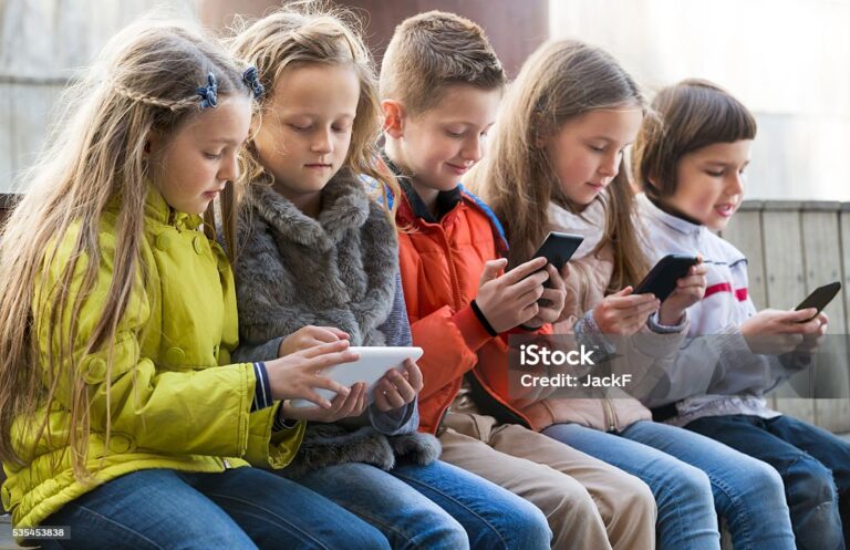 Kapan Orangtua Sebaiknya Memberi Handphone untuk Anaknya? 